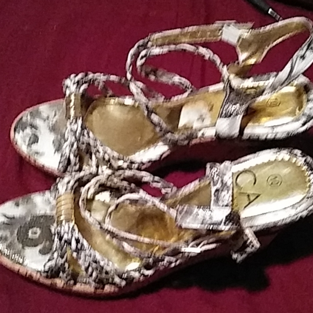 Shoes - Picture 5 of 6